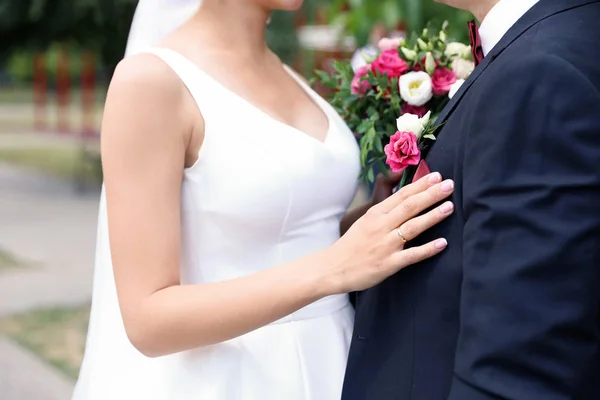 Jonggehuwden Met Mooie Bruids Boeket Buitenshuis Close — Stockfoto