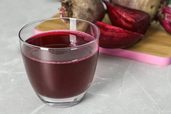 Vaso Con Zumo Remolacha Fresca Saludable Mesa — Foto de Stock