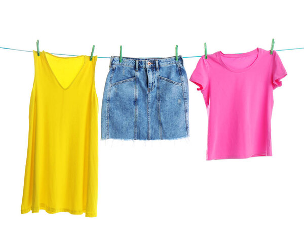 Одежда на бельевой линии на белом фоне

