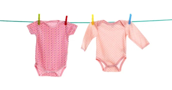Çamaşırhane Hatta Beyaz Arka Plan Bebek Giysileri — Stok fotoğraf