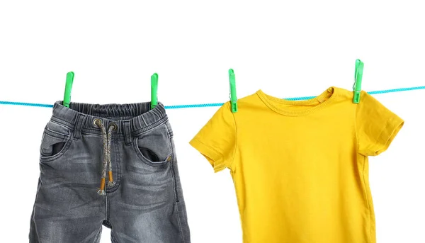 Kinderkleidung Auf Wäscheleine Vor Weißem Hintergrund — Stockfoto