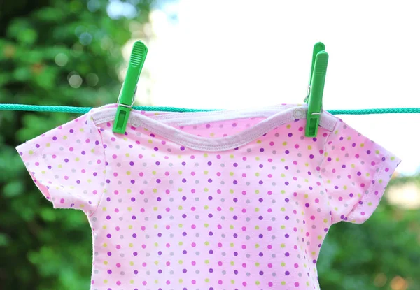 Güneşli Günü Açık Havada Çamaşırhane Satırındaki Bebek Giysileri — Stok fotoğraf