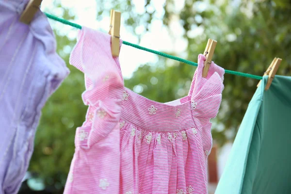 Çamaşırhane Satırında Güneşli Gün Açık Havada Giysiler — Stok fotoğraf