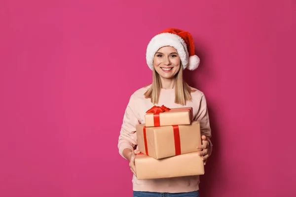 Молодая Женщина Рождественскими Подарками Цветном Фоне — стоковое фото