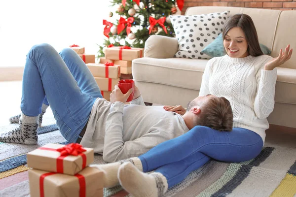幸せな若いカップルお祝いクリスマス自宅で — ストック写真