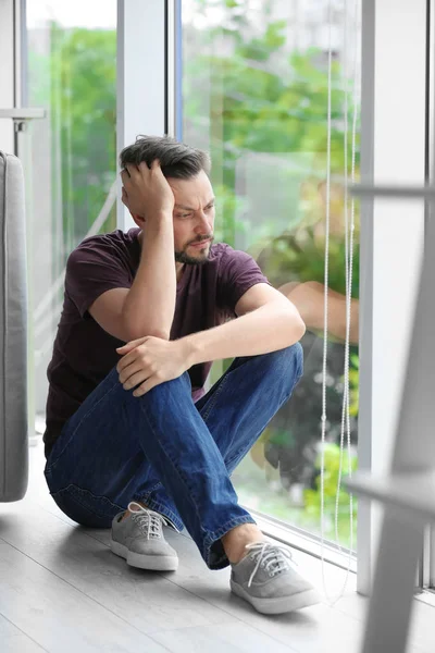 Eenzame Depressieve Man Buurt Van Venster Thuis — Stockfoto