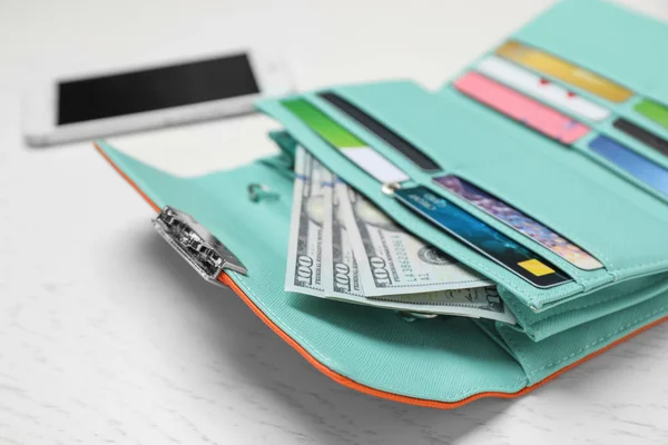 Elegante Brieftasche Mit Bargeld Und Kreditkarten Auf Hellem Hintergrund Nahaufnahme — Stockfoto