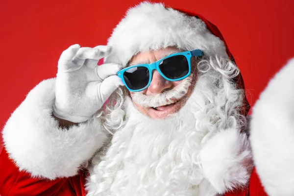 Authentieke Santa Claus Dragen Van Een Zonnebril Kleur Achtergrond — Stockfoto