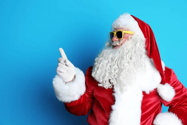 Auténtico Santa Claus Con Gafas Sol Sobre Fondo Color —  Fotos de Stock