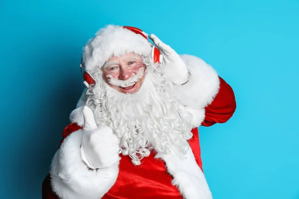 Auténtico Santa Claus Escuchando Música Sobre Fondo Color —  Fotos de Stock