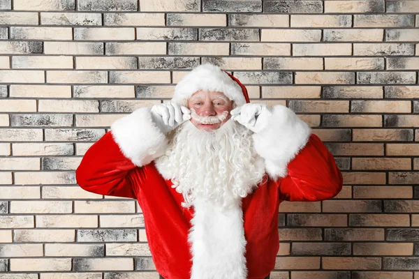 Auténtico Santa Claus Sobre Fondo Pared Ladrillo —  Fotos de Stock
