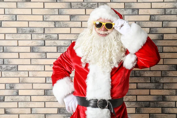 Autentyczny Święty Mikołaj Noszenia Okularów Tle Ściany Cegła — Zdjęcie stockowe