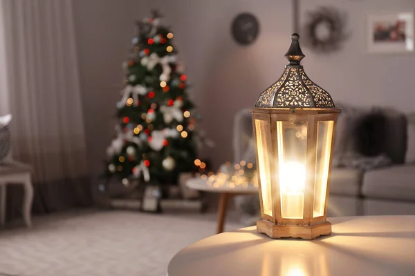 Schöne Dekorative Laterne Und Weihnachtsbaum Zimmer — Stockfoto