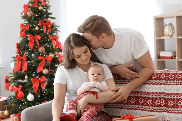 Pareja Feliz Con Bebé Celebrando Navidad Juntos Casa —  Fotos de Stock