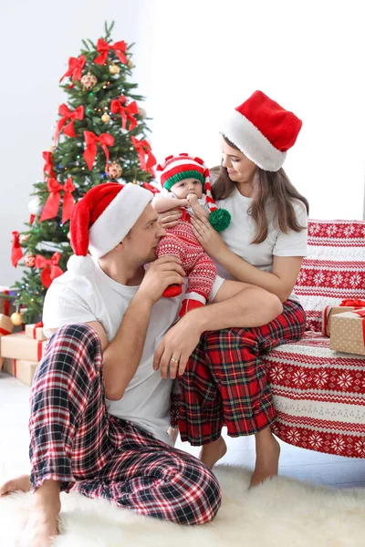 Pareja Feliz Con Bebé Sombreros Navidad Casa —  Fotos de Stock