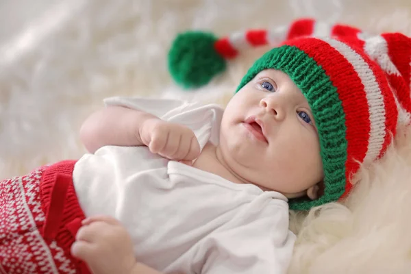 Bambino Adorabile Cappello Natale Tappeto Sfocato — Foto Stock