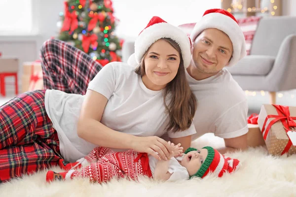Pareja Feliz Con Bebé Sombreros Navidad Casa —  Fotos de Stock