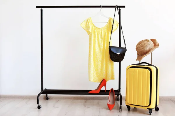 Gelber Koffer Und Gepäckträger Mit Kleidung Drinnen — Stockfoto