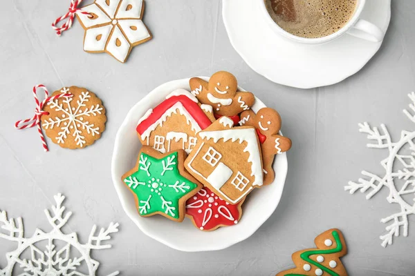 Teller Mit Leckeren Hausgemachten Weihnachtsplätzchen Auf Dem Tisch — Stockfoto
