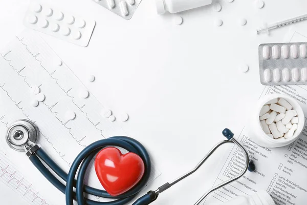 Koostumus Stetoskoopilla Pillereillä Valkoisella Taustalla Kardiologiapalvelu — kuvapankkivalokuva