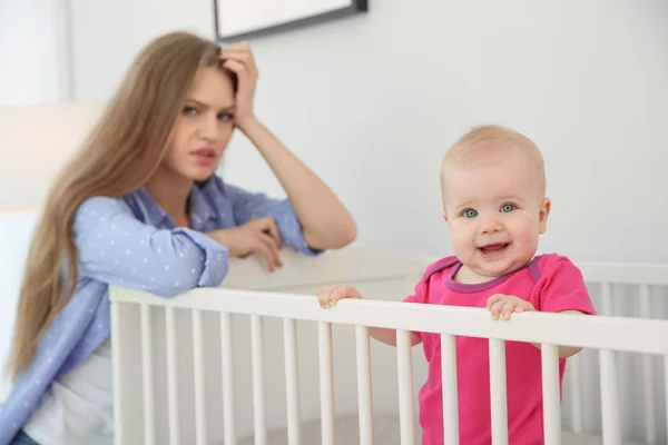 Joven Madre Que Sufre Depresión Postnatal Cerca Cuna Con Lindo —  Fotos de Stock