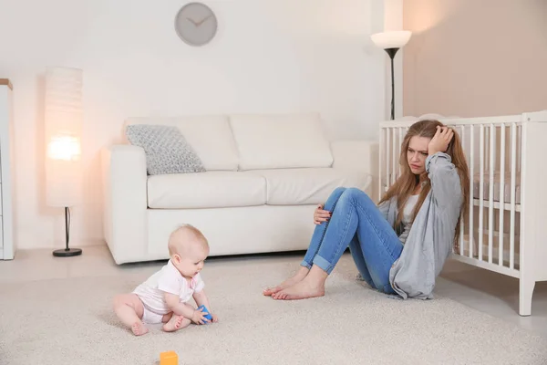 Young Mother Suffering Postnatal Depression Cute Baby Girl Home — Stock Photo, Image