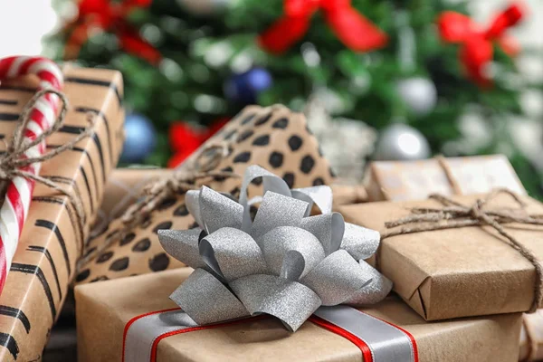 Hermosas Cajas Regalo Árbol Navidad Borroso Fondo — Foto de Stock