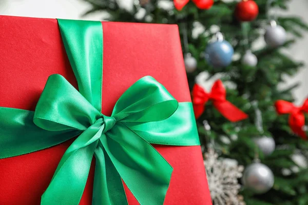 Caixa Presente Bonita Árvore Natal Borrada Fundo — Fotografia de Stock