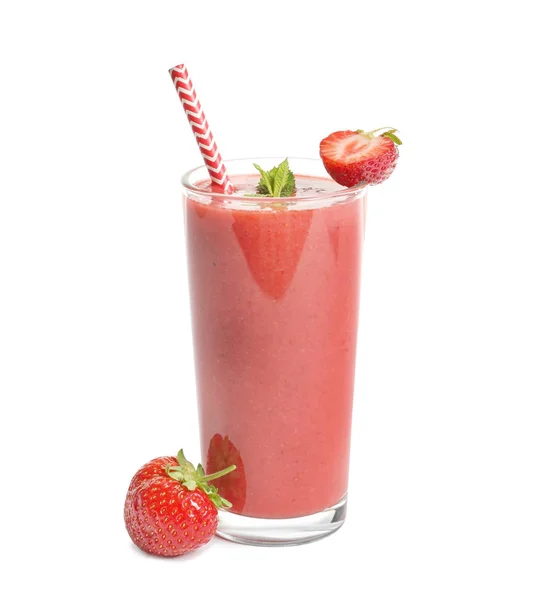 白色背景的美味草莓奶昔玻璃 — 图库照片