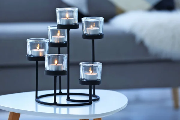Brennende Kerzen Auf Dem Tisch Vor Verschwommenem Hintergrund — Stockfoto