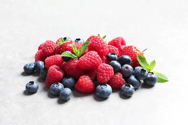 Raspberry Stroberi Dan Blueberry Atas Meja — Stok Foto