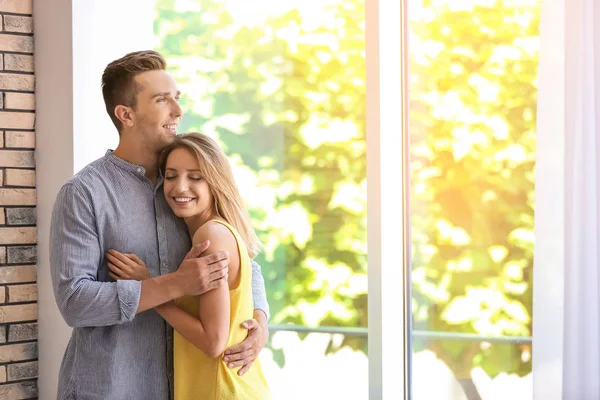 Joyeux Jeune Couple Debout Près Fenêtre Maison — Photo