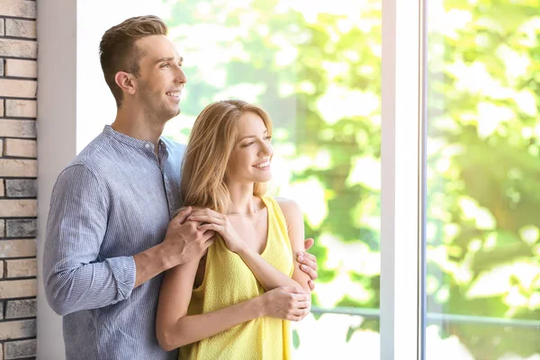 Feliz Joven Pareja Pie Cerca Ventana Casa — Foto de Stock