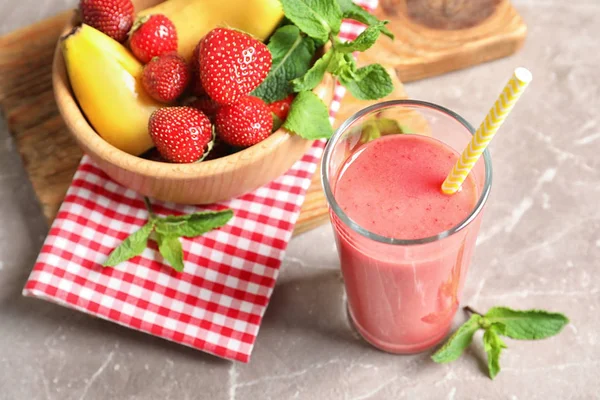 Vidro Com Saboroso Smoothie Morango Frutas Frescas Mesa — Fotografia de Stock