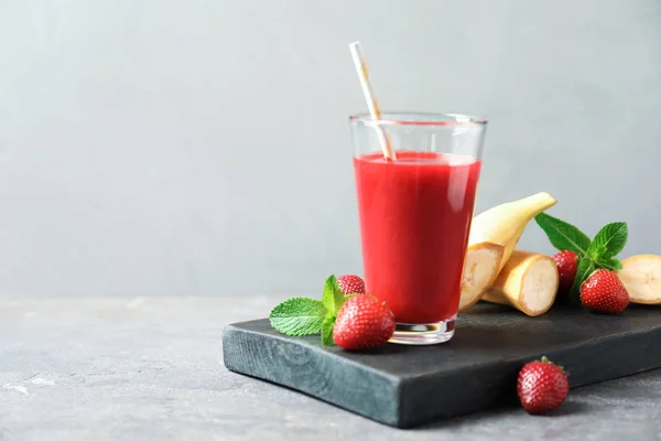 Vidro Com Saboroso Smoothie Morango Frutas Frescas Tábua Madeira — Fotografia de Stock