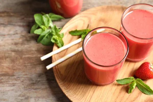 Óculos Com Saboroso Smoothie Morango Placa Madeira — Fotografia de Stock