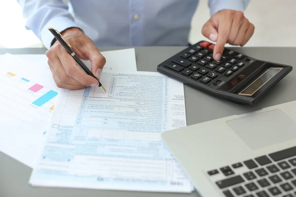 Belasting Accountant Werken Met Documenten Tafel — Stockfoto