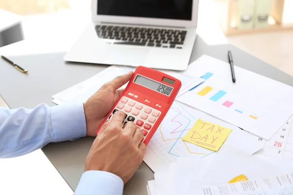 Belasting Accountant Werken Met Rekenmachine Aan Tafel — Stockfoto