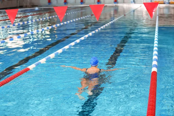 Jeune Femme Athlétique Nageant Dans Piscine — Photo