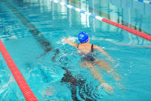 Young Athletic Woman Swimming Pool — Stock Photo, Image