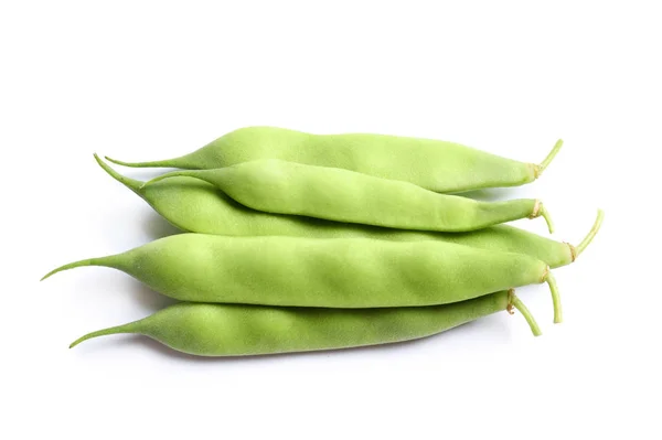 白い背景の上の新鮮な緑の豆の山 — ストック写真