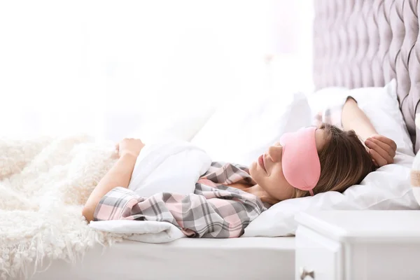 Ung Vacker Kvinna Med Mask Som Sover Sängen Hemma Tidigt — Stockfoto
