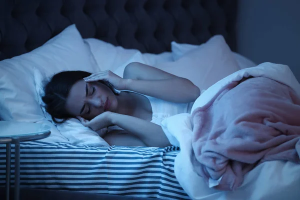 晚上躺在床上的年轻妇女头痛 睡眠问题 — 图库照片