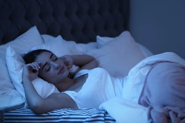 Mujer Joven Durmiendo Cama Por Noche Hora Dormir —  Fotos de Stock