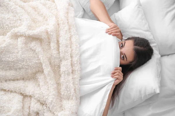 Ung Vacker Kvinna Gömmer Sig Täcket Sängen Hemma Sovande Tid — Stockfoto