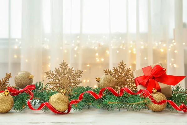 Schöne Weihnachtskomposition Mit Festlichem Dekor Auf Dem Tisch — Stockfoto