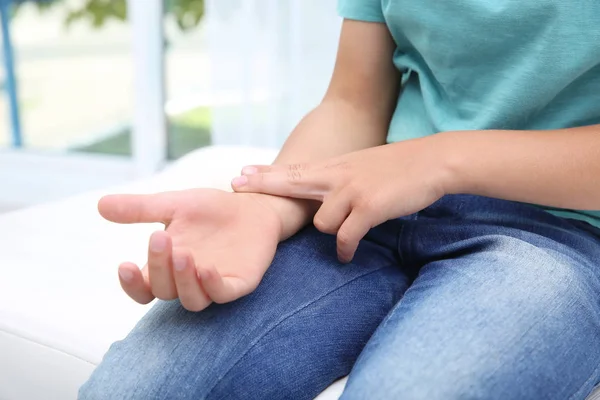 Kleiner Junge Überprüft Puls Auf Verschwommenem Hintergrund — Stockfoto