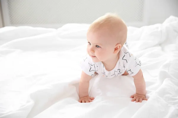 Niedliches Kleines Baby Krabbelt Hause Auf Dem Bett — Stockfoto