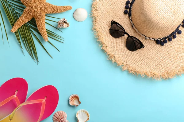 Composición Plana Con Sombrero Elegante Objetos Playa Sobre Fondo Color —  Fotos de Stock