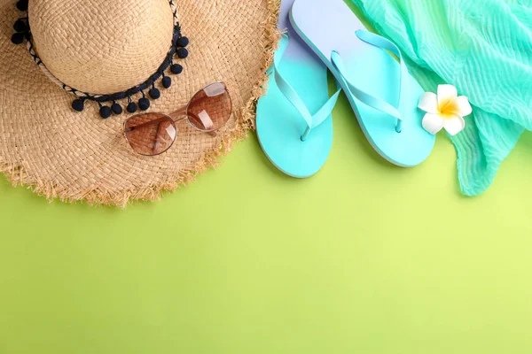 Composición Plana Con Sombrero Elegante Objetos Playa Sobre Fondo Color —  Fotos de Stock